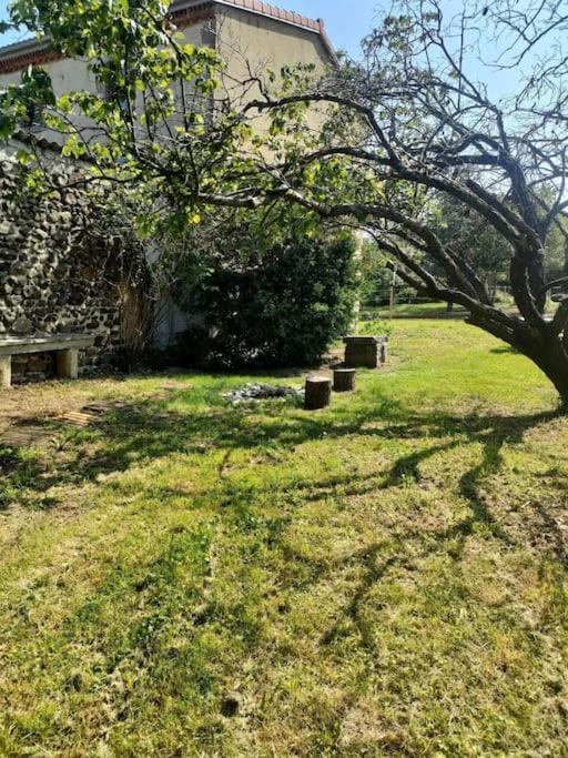 Gite La Roche Paisible Saint-Julien-de-Coppel Luaran gambar